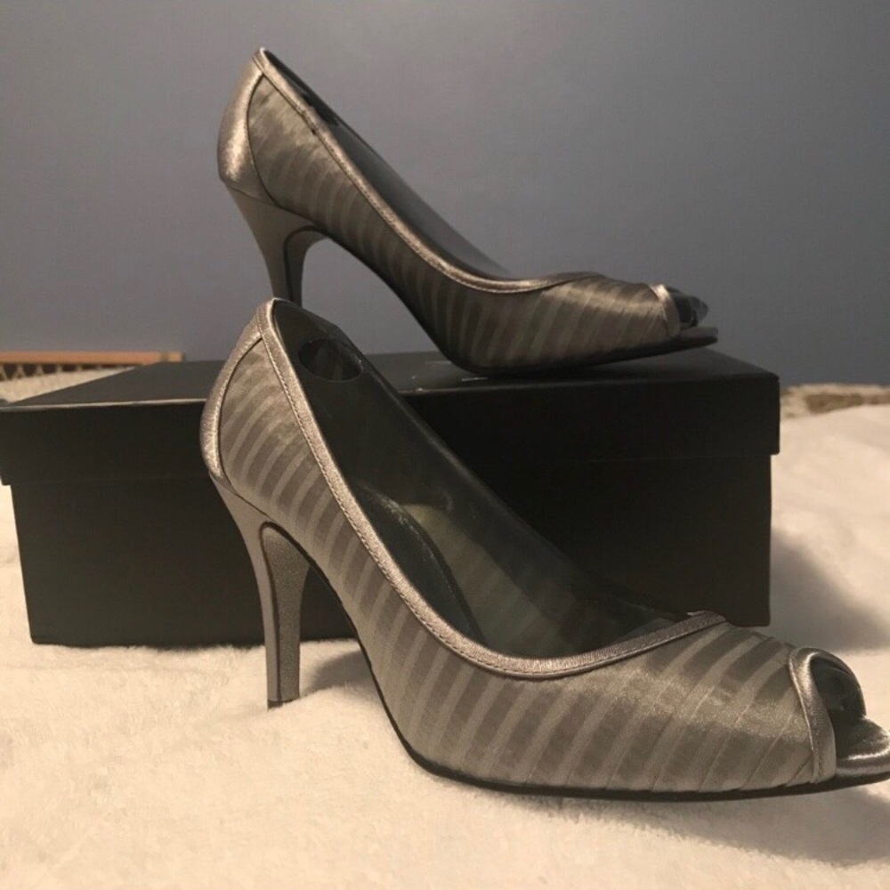NWB Adrianna Papell Heels size 7.5 flirt pewter
